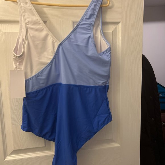 Plus Size Swimsuit One Piece (NWT) - Picture 4 of 6